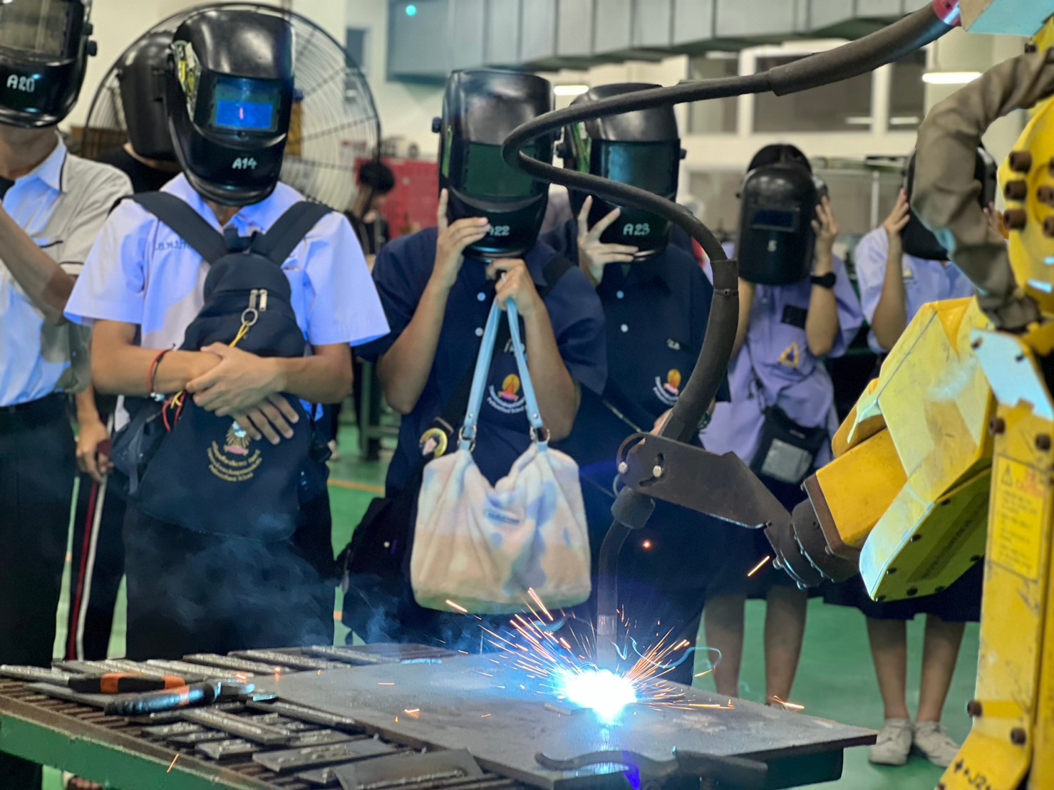 เข้าชมกระบวนการเชื่อมด้วยหุ่นยนต์อุตสาหกรรม 2